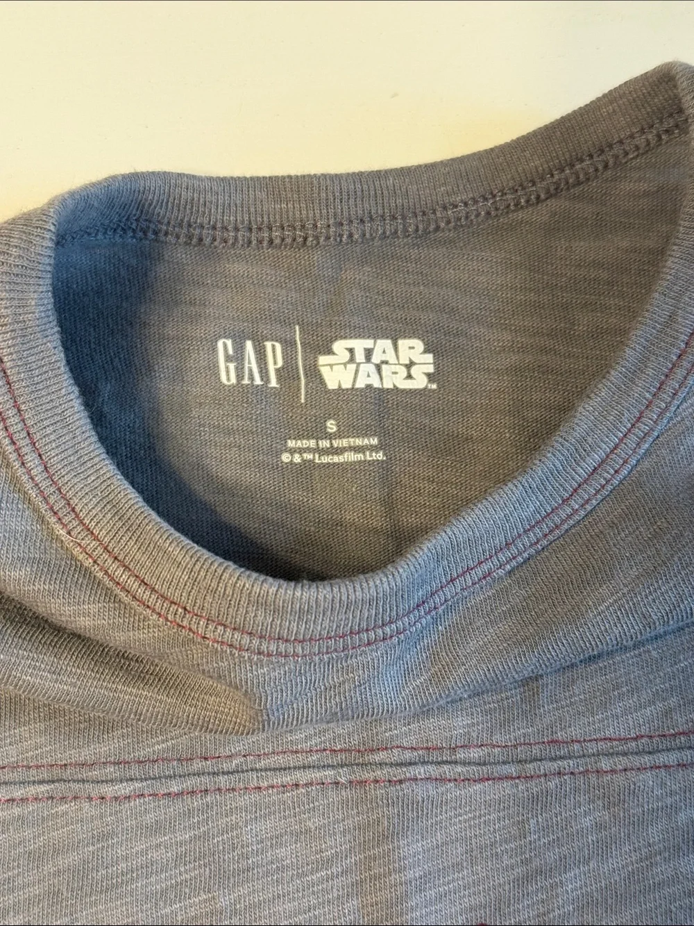 GAP Grey Tee Red Mandalorian Boba Fett Flocked Graphic Boys Girls Sz S 6-7 EUC